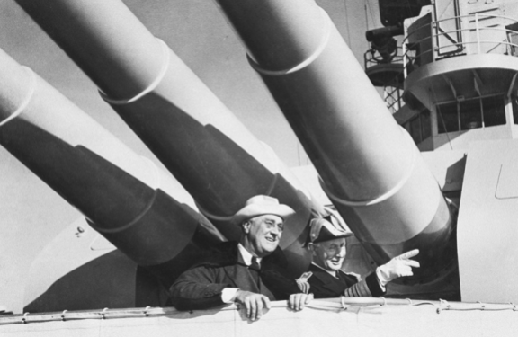 프랭클린 루스벨트 미국 대통령이 1943년 제2차 세계대전 중 미 전함 아이오와(USS Iowa, BB-61)에 승선해 해군 장교와 대화하고 있다. Gettyimage