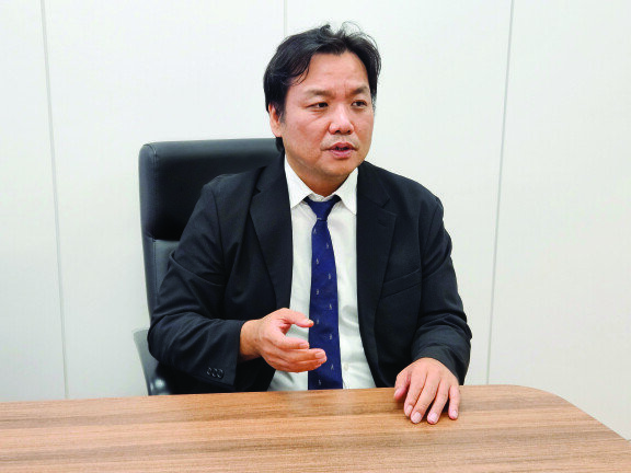 전희석 화합물반도체센터장이 8월 21일 전남 무안의 국립목포대 연구실에서 ‘신동아’와 인터뷰하고 있다. 최진렬 기자