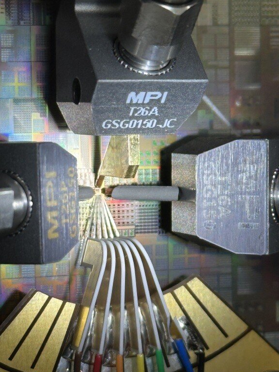 화합물반도체센터는 다양한 반도체 성능 측정 장비를 활용해 기업 및 대학의 반도체 제작을 지원하고 있다. 사진은 반도체 성능 측정 장비를 활용한 측정 과정. 화합물반도체센터