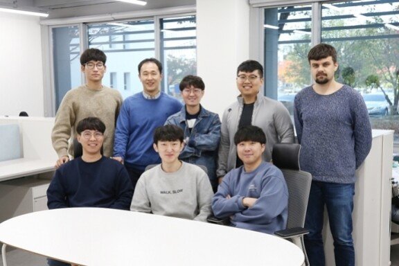 김상현 KAIST 전기 및 전자공학부 교수(뒷줄 왼쪽에서 두 번째)의 연구팀. KAIST