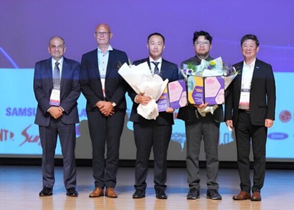 김상현 교수(가운데)는 8월 20일 부산 벡스코에서 열린 제22회 머크 어워드에서 ‘머크 젊은 과학자상’을 수상했다. 독일의 대표 과학기술기업인인 머크가 2004년 제정한 기술 논문상으로, 그는 무기물 기반 마이크로LED 디스플레이 기술의 핵심 원천 지식재산(IP)을 국내 독자 기술로 확보하고, 초고해상도 및 저전력 AR/VR 디스플레이 구현을 가능케 한 공로를 인정받았다. KAIST