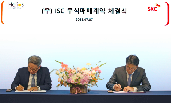 2023년 7월 7일 ISC 주식 매매계약 체결식에서 박원철 SKC 대표이사(오른쪽)와 당시 ISC 최대주주였던  전제모 헬리오스프라이빗에쿼티 대표가 계약서에 서명하고 있다.  SKC