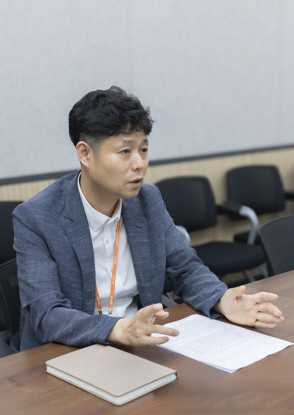 심천만 DB하이텍 상무가 화합물반도체 생산시설에 대해 설명하고 있다. 박해윤 기자
