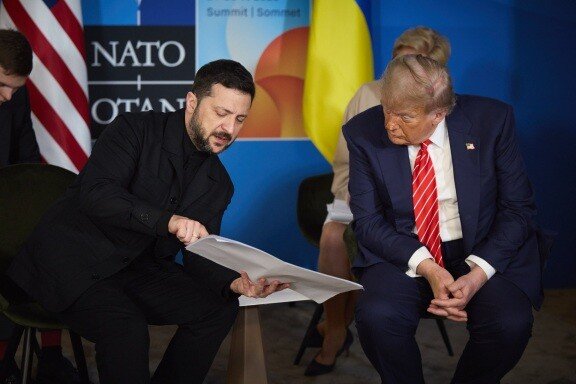 6월 25일 북대서양조약기구(NATO·나토) 정상회의가 열린 네덜란드 헤이그에서 도널드 트럼프 미국 대통령(오른쪽)이 볼로디미르 젤렌스키 우크라이나 대통령의 설명을 듣고 있다. 파국으로 끝난 2월 백악관 정상회담 당시 전투복 차림으로 등장해 복장 지적을 받은 젤렌스키 대통령은 이날 검정 재킷과 셔츠를 갖춰 입고 나왔다. 젤렌스키 X 