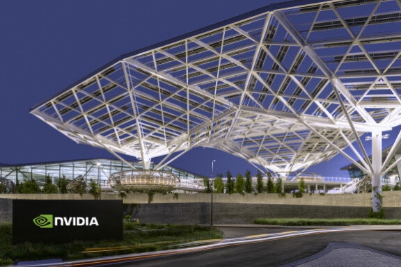 엔비디아(NVIDIA)는 전력 변환 효율을 획기적으로 높이기 위해 서버와 보드에 화합물 소자 도입을 서두르고 있다. 엔비디아