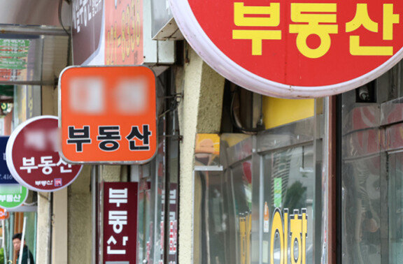 서울 인근 지역에 공인중개사무소가 늘어서 있다. 공인중개사무소에서 가계약금을 주고받곤 하는데 이는 법적 보호를 받기 어려울 수도 있다. 뉴스1