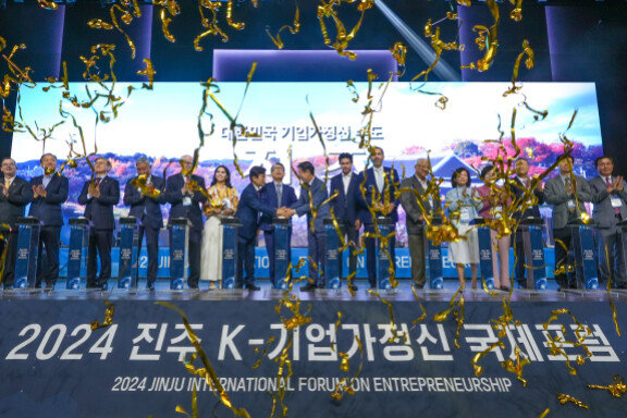 지난해 9월 30일 경상국립대 이스포츠경기장에서 열린 ‘2024 진주 K-기업가정신 국제포럼’ 개막식. 동아DB