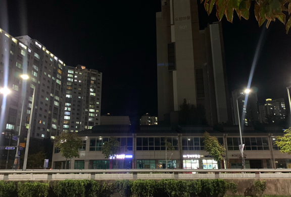 세종시 어진동의 불 켜진 아파트와 불 꺼진 상가가 대조를 이룬다. 구자홍 기자