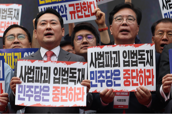 9월 28일 서울 시청역 인근에서 열린 사법파괴·입법독재 국민 규탄대회에서 장동혁 국민의힘 대표와 송언석 원내대표 등이 구호를 외치고 있다. 뉴시스