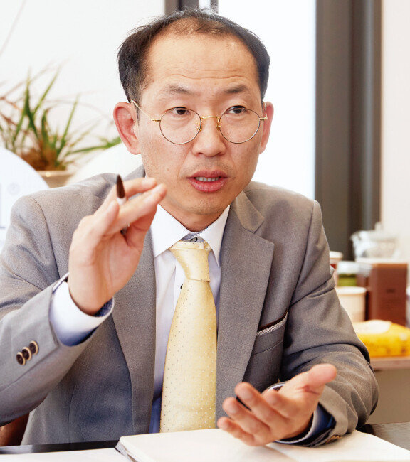 김일훈 비앤에이치코스메틱 이사는 “정품인증 라벨을 제품에 붙인 이후 소비자뿐 아니라 거래처의 신뢰도도 높아졌다”고 설명했다. [홍중식 기자]