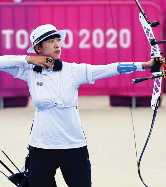 7월 30일 일본 도쿄 유메노시마공원 양궁장에서 열린 2020 도쿄올림픽 양궁 여자개인전 결승에서 안산 선수가 슛오프 마지막 한 발을 쏘고 있다. [동아DB]