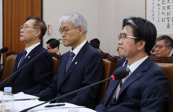  지난해 12월 국회 법제사법위원회에 출석한 천대엽 법원행정처장(가운데) 등이 의원의 질의를 듣고 있다. [동아DB]