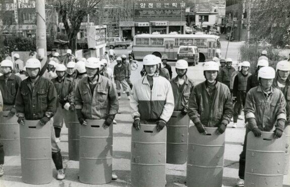 1980년대 군사정권 시절 민주화 운동을 폭력적으로 억압했던 사복 경찰 조직, 이른바 ‘백골단’ 모습. [동아일보 DB]