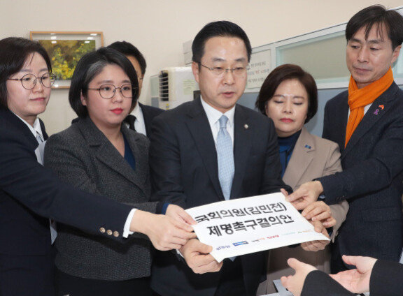 더불어민주당 박성준 원내수석부대표와 정진욱 의원, 정춘생 조국혁신당 의원, 정혜경 진보당 의원, 용혜인 기본소득당 대표, 한창민 사회민주당 대표가 1월 10일 서울 여의도 국회 의안과에서 국민의힘 김민전 의원 제명촉구 결의안을 제출하고 있다. [동아일보 DB]