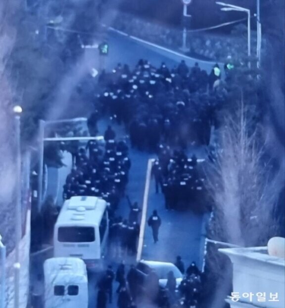 고위공직자범죄수사처와 경찰 관계자들이 1월 15일 대통령 관저 1차 저지선을 돌파하고 있다. [장승윤 기자]