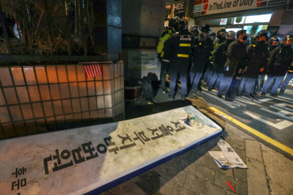 윤석열 대통령의구속영장이 발부된 19일  새벽, 일부 시위대가 서울 마포구 서울서부지방법원에 난입했다. 이 과정에서 파손된 법원 표지판이 바닥에 떨어져 있다. [뉴스1]