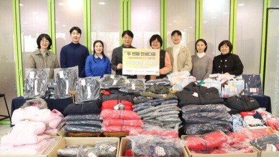 김충덕 한세실업 경영지원본부장(상무, 왼쪽에서 네 번째)이 1월 17일 NGO 지파운데이션과 함께 안산글로벌다문화센터에 1억2000만 원 상당의 성금 및 물품을 전달하고 있다. [한세실업 제공]