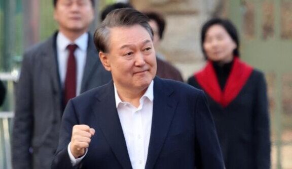 윤석열 대통령이 3월 8일 오후 경기 의왕시 서울구치소에서 걸어나오며 지지자들에게 주먹을 들어 보이고 있다. [뉴스1]