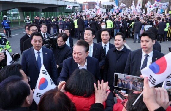 윤석열 대통령이 3월 8일 오후 서울 용산구 한남동 관저 앞에서 지지자들에게 인사하고 있다. [뉴스1]