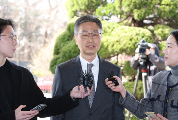 헌법재판소에서 탄핵소추안이 기각되면서 직무에 복귀한 최재해 감사원장이  3월13일 서울 종로구 감사원으로 출근하던 중 기자들의 질문에 답하고 있다. [뉴시스]