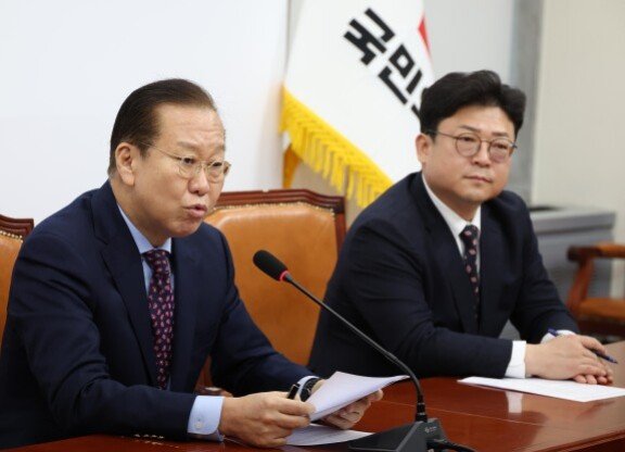 권영세 국민의힘 비상대책위원장(왼쪽)이 3월 13일 오전 서울 여의도 국회에서 열린 현안관련 기자회견에서 ‘최재해 감사원장, 이창수 서울중앙지검장 등 검사 3명에 대한 국회의 탄핵소추 기각 판결’ 관련 입장을 발표하고 있다. [뉴시스]