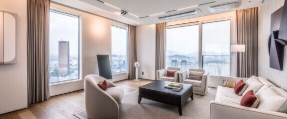 GS건설은 ‘창’을 ‘풍경을 담는 액자’로 해석하는 조망 특화형 평면을 개발했다. 사진은 조망 특화 설계가 적용된 서울 영등포구 브라이튼 여의도 내부. [GS건설 제공]