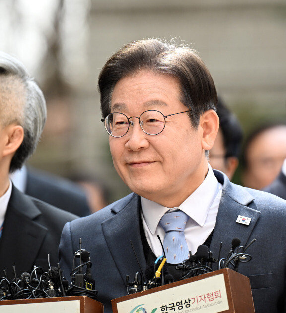 더불어민주당 이재명 대표가 3월 26일 서울 서초구 서울고등법원에서 열린 공직선거법 위반 혐의 항소심 선고 공판에 출석하고 있다. [뉴스 1]