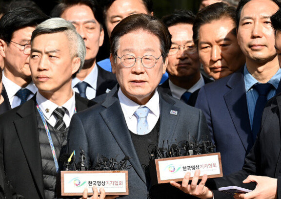 공직선거법 위반 항소심에서 무죄를 선고받은 이재명 더불어민주당 대표가 3월 26일 오후 서울 서초구 서울고등법원에서 열린 공직선거법 위반 혐의 2심 선고 공판을 마친 뒤 입장을 밝히고 있다. [사진공동취재단]