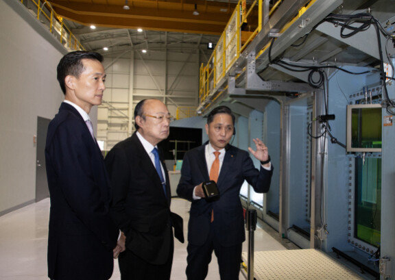 김승연 한화그룹 회장(가운데)과 김동관 부회장(왼쪽)이 2024년 11월 20일 한화오션 시흥R&D캠퍼스를 방문해 세계 최대 규모의 상업용 공동수조 시연을 지켜보고 있다. [한화그룹 제공] 