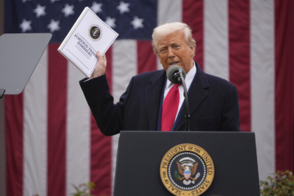 도널드 트럼프 미국 대통령이 4월 2일(현지 시간) 전 세계 무역 상대국에 보편관세 10% 또는국가별로 차등을 둔 상호관세를 적용하겠다고 발표했다. [뉴시스]