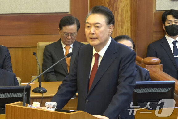 윤석열 대통령이 2월 25일 헌법재판소에서 열린 대통령 탄핵심판 최종(11차) 변론기일에 출석해 최종의견을 진술하고 있다. [헌법재판소 제공]