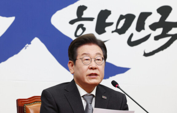 더불어민주당 이재명 대표가 4월 4일국회에서 헌법재판소의 윤석열 대통령 파면 결정에 대한 입장을 밝히고 있다. [뉴스1]