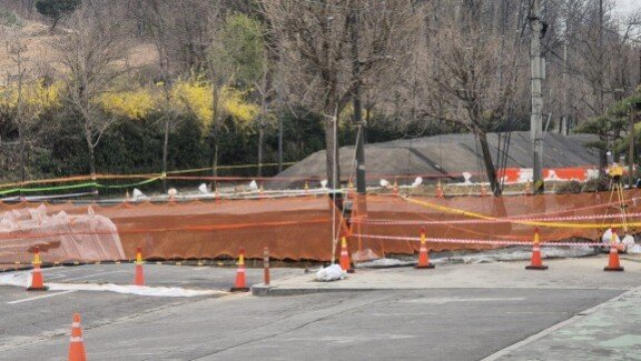서울 강동구 명일동 싱크홀 사고 현장. [윤채원 기자]