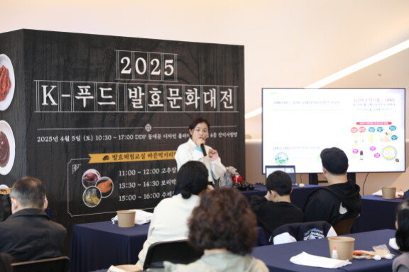 4월 5일 서울 중구 동대문디자인플라자에서 열린 ‘2025 K-푸드 발효문화대전’에서  장진수 바른먹거리학교 공동대표가 체험교실을 진행하고 있다. [이상윤]