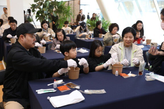 4월 5일 열린 ‘2025 K-푸드 발효문화대전’ 에서 발효체험교실에 참가한 시민들이 전통 방법으로 직접 고추장을 만들고 있다. [이상윤] 