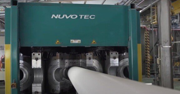 뉴보텍의 상·하수도관 생산 공정. 뉴보텍 홍보영상 캡처