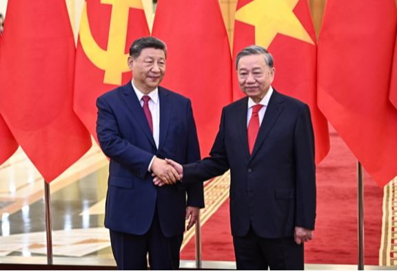 시 주석(왼쪽)과 또 럼 베트남 공산당 서기장이 4월 14일 베트남 하노이 당 중앙위원회 청사에서 만나 악수하고 있다. 뉴시스