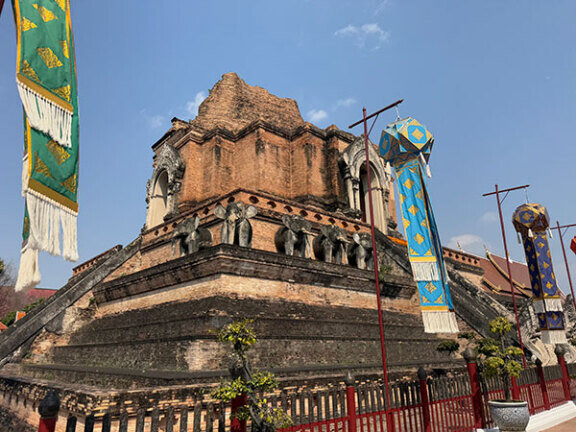 높이가 60m를 넘는 태국식 탑으로 유명한 왓 체디루앙 사원. 재이 여행작가 제공