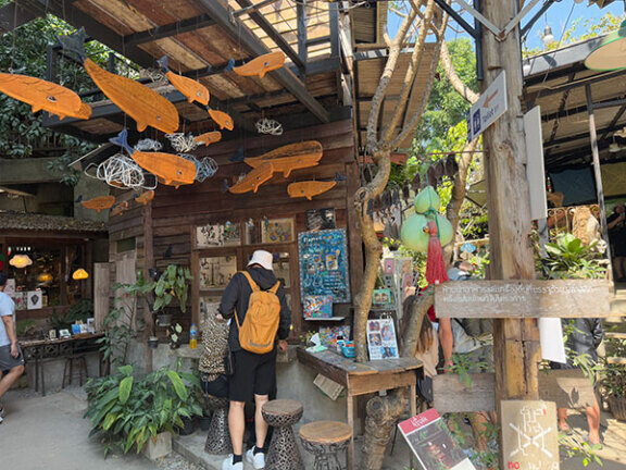 여행객이 태국 치앙마이 중심 올드시티 주변에 자리한 아트스튜디오를 둘러보고 있다. 재이 여행작가 제공