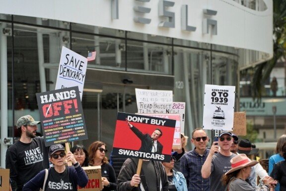 3월 29일 미국 캘리포니아주에 있는 한 테슬라 매장 앞에서 일론 머스크 정부효율부(DOGE) 수장 겸 테슬라 최고경영자(CEO)에 반대하는 시위가 벌어지고 있다. 뉴시스