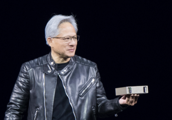 젠슨 황 엔비디아최고경영자가 3월 19일연례 개발자 회의 ‘GTC2025’에서 기조연설을하고 있다. 미국 정부가엔비디아 H20 칩의대중(對中) 수출 통제를발표하자 엔비디아주가는 다음 날 6.87%급락했다. 뉴시스