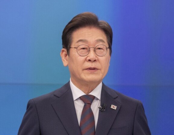 더불어민주당 이재명 대선 후보는 4월 25일 민주당 경선 토론회에서 “더는 기소를 위한 수사를 할 수 없게 검찰이 기소권과 수사권을 함께 갖는 것을 끝내야 한다”고 밝혔다. 뉴스1