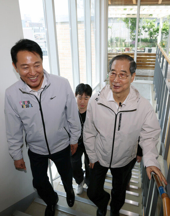 한덕수 전 총리가 2일 서울 종로구 주민공동시설에서 오세훈 서울시장과 대화를 하고 있다. 뉴스1