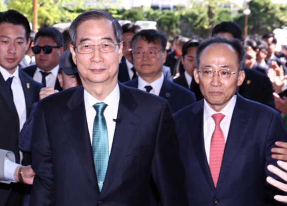 한덕수 전 국무총리가 2일 오전 서울 여의도 국회에 도착해 추경호 국민의힘 의원과 함께 이동하고 있다. 뉴스1