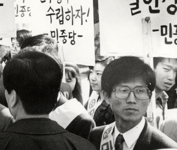 1991년 ‘강경대 폭행치사 사건’에 항의하는 민중당 시위에 참여한 김문수 국민의힘 대선 후보(오른쪽). 동아DB