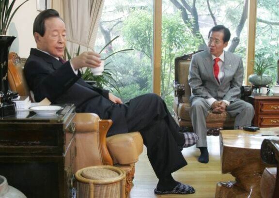 2007년 5월 당내 대선 경선 참여 의사를 밝힌 홍준표 전 대구시장이 김영삼 전 대통령 자택을 찾아가 이야기를 나누고 있다. 국회사진기자단.