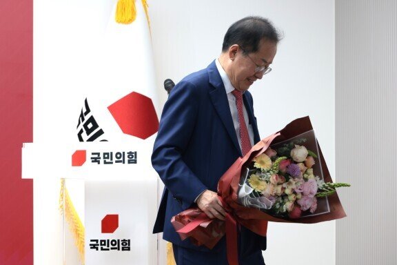홍준표 전 대구시장이 4월 29일 서울 여의도 중앙당사에서 열린 21대 대선후보 3차 경선 진출에서 고배를 마시고 정계 은퇴를 선언한 뒤 단상을 내려오고 있다. 동아일보DB