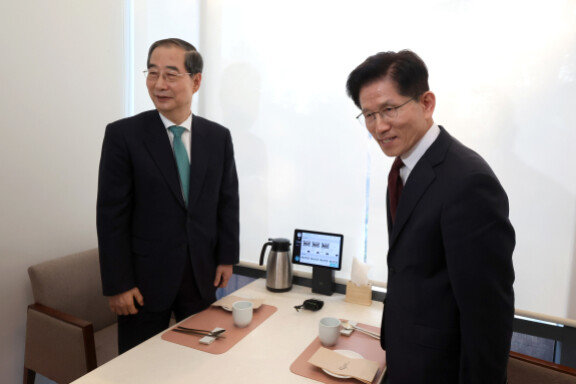 5월 7일 단일화 논의를 위해 화동한 한덕수 무소속  대선 예비후보(왼쪽)와 국민의힘 김문수 대선 후보. 뉴스1