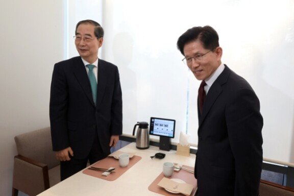 5월 7일 단일화 논의를 위해 회동한 무소속 한덕수 대선 예비후보(왼쪽)와 국민의힘 김문수 대선 후보. 뉴스1