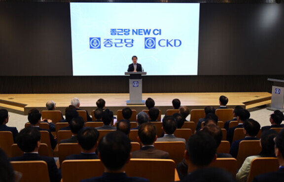 이장한 종근당 회장이 5월 7일 열린 창립 84주년 기념식에서 새 CI를 선포하고 있다. 종근당 제공